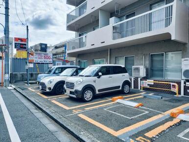 マンション前の駐車場はコインパーキングになっております。