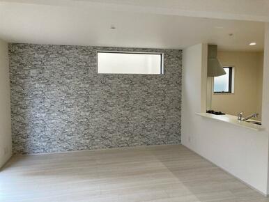 アクセントをつけた壁紙で「センスのいいリビング」を目指そう（1号棟）