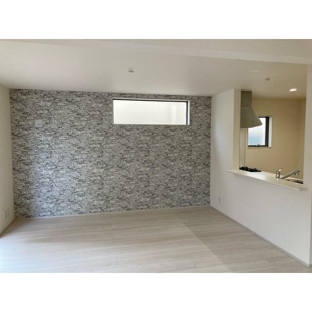 アクセントをつけた壁紙で「センスのいいリビング」を目指そう（1号棟）