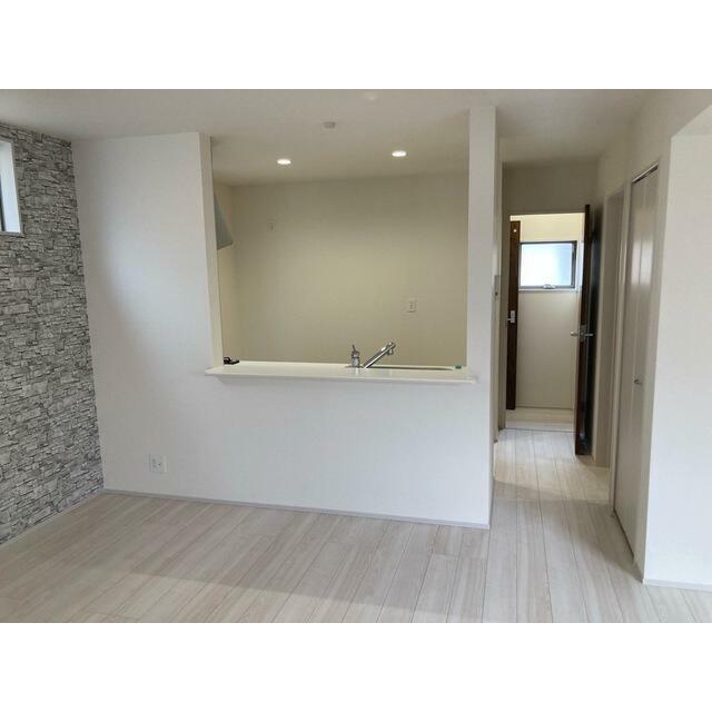 くつろぎスペースとしてはもとより、リビングに学習やテレワークのスペースを設けるご家庭も増えています（1号棟）