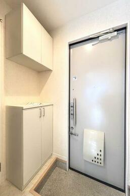 高さ調整のできる棚付きなので、日用品だけでなく下駄箱に入りきらない靴やブーツの収納にも役立ちます♪