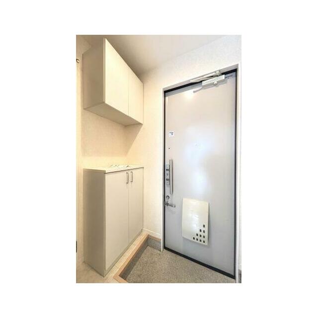 高さ調整のできる棚付きなので、日用品だけでなく下駄箱に入りきらない靴やブーツの収納にも役立ちます♪