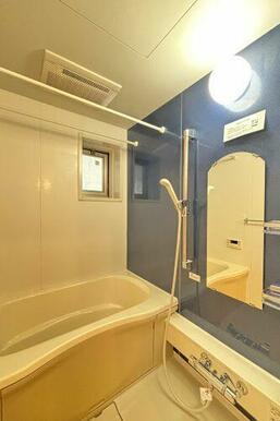 沸し直しができる追焚給湯と浴室乾燥機能が付いた浴室は、マリンストライプのアクセント壁が他とは一味違…