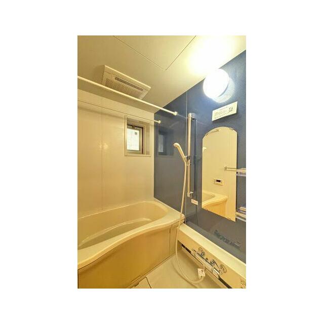 沸し直しができる追焚給湯と浴室乾燥機能が付いた浴室は、マリンストライプのアクセント壁が他とは一味違…