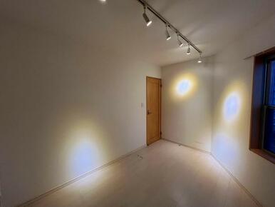 オシャレな照明がついた洋室です