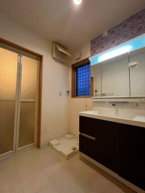 広々とした洗面所です