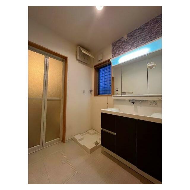 広々とした洗面所です