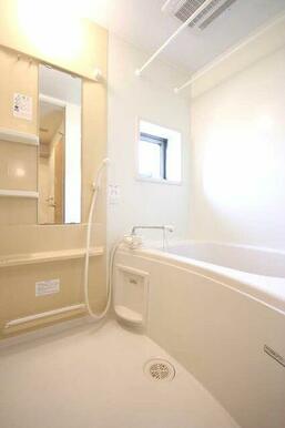 【Ｂａｔｈｒｏｏｍ・浴室換気暖房乾燥機】カビの発生を抑制し、雨の日の洗濯物干しにも便利。暖房機能付…