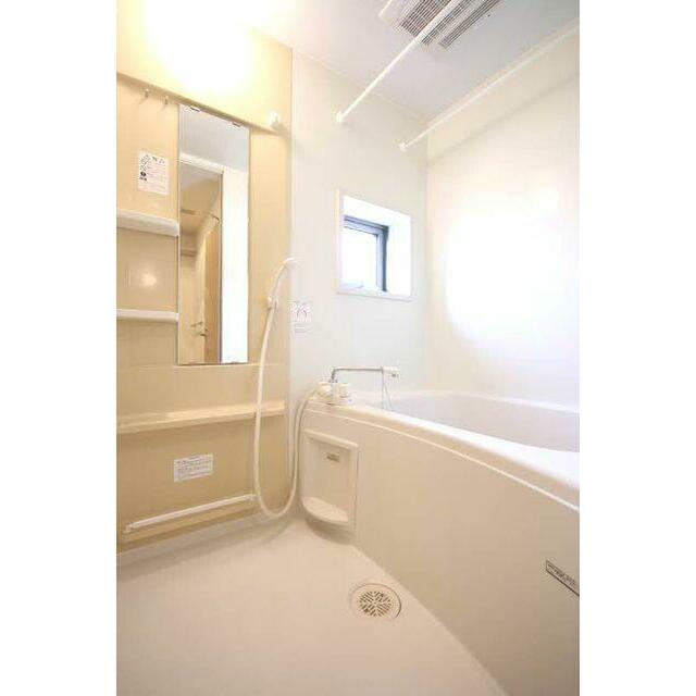 【Ｂａｔｈｒｏｏｍ・浴室換気暖房乾燥機】カビの発生を抑制し、雨の日の洗濯物干しにも便利。暖房機能付…