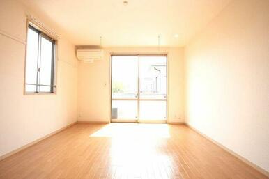 【Ｒｏｏｍ(1)】お部屋全体の雰囲気が伝わってきますね！是非家具の配置などイメージしてみて下さい！