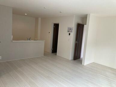 くつろぎスペースとしてはもとより、リビングに学習やテレワークのスペースを設けるご家庭も増えています（6号棟）