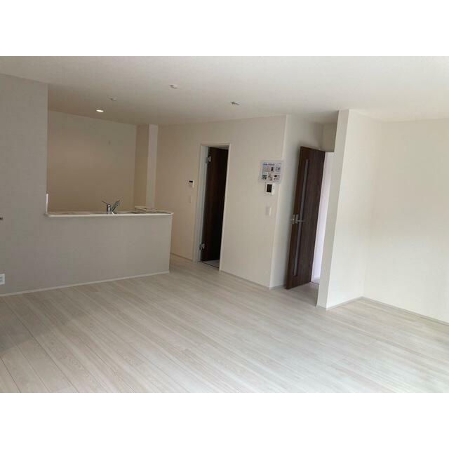 くつろぎスペースとしてはもとより、リビングに学習やテレワークのスペースを設けるご家庭も増えています（6号棟）