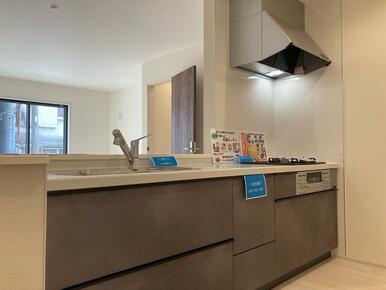 毎回の食事はもちろんバーカウンター的な使い方まで自在！（6号棟）