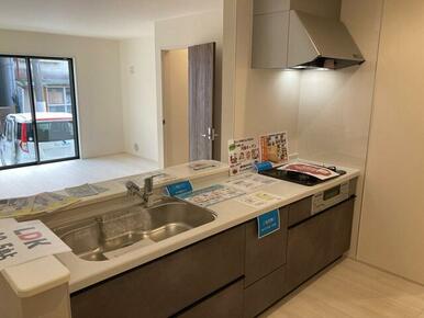 開放感のあるカウンターキッチンは料理中に孤立しないメリットも（6号棟）