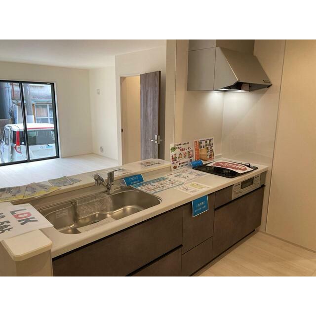 開放感のあるカウンターキッチンは料理中に孤立しないメリットも（6号棟）