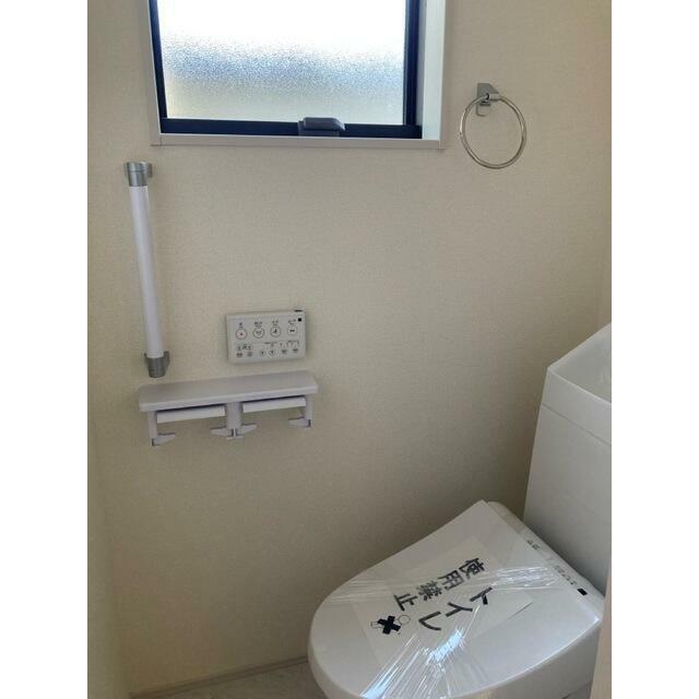 体調不良時や将来のことを考えれば手すり付きはとっても便利（6号棟）