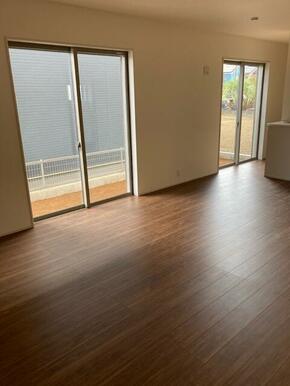 家具の配置で個性が光るリビング（2号棟）