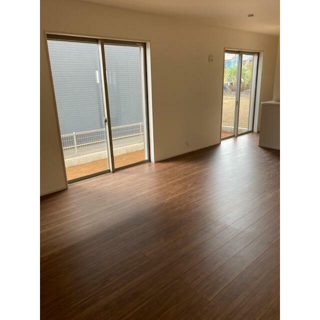 家具の配置で個性が光るリビング（2号棟）