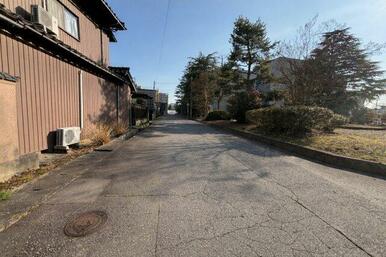 西側道路は約6.6mあります。