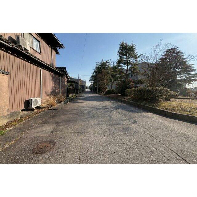 西側道路は約6.6mあります。