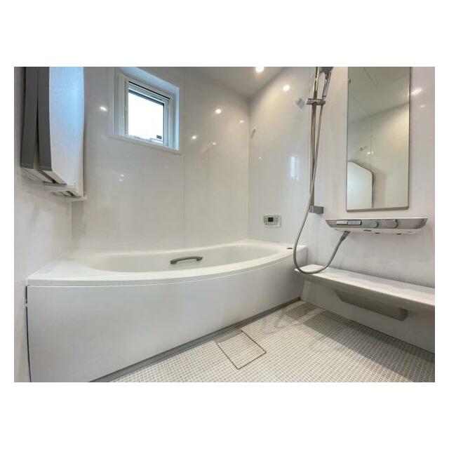 1日の疲れを癒してくれる浴室は、窓のある開放的な空間＾＾