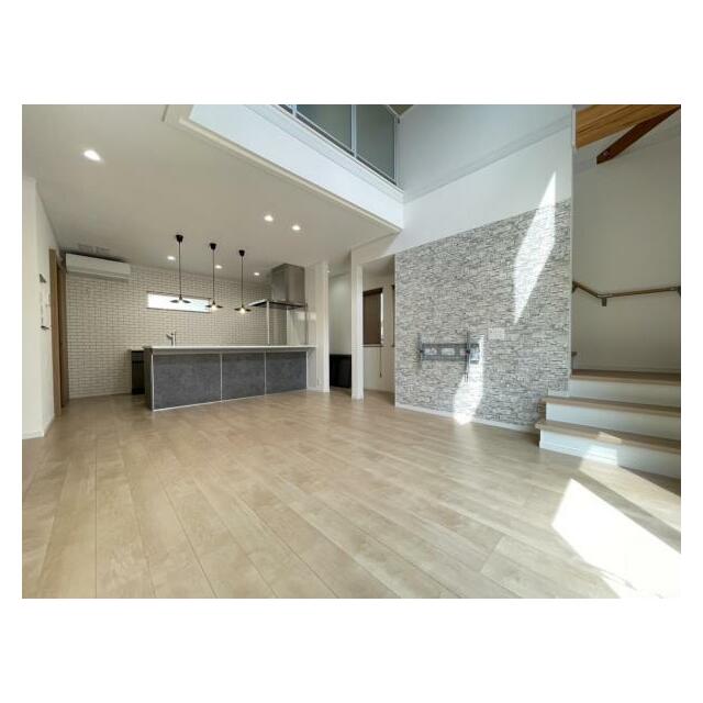 吹抜けのある開放的なリビング！採光にもこだわった居心地の良い空間です♪