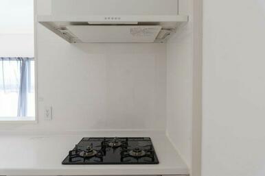 キッチンには、三口のガスコンロが設置されています。複数の献立を同時調理出来るので、料理もはかどりそう