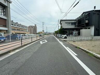 接道。現地写真（２０２４年７月撮影）