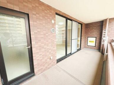 「バルコニー」広々としております。