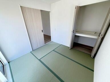 ２号棟　和室 隣のＬＤＫを一体的に利用できる４.５帖の和室 子どもの遊び場としても便利に使えます