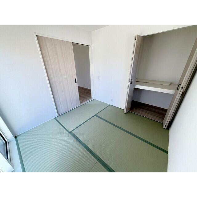 ２号棟　和室 隣のＬＤＫを一体的に利用できる４.５帖の和室 子どもの遊び場としても便利に使えます