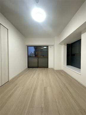 明るく開放的な居室は、プライベートな時間をゆったりと過ごすのにぴったり。シンプルな空間だからこそ、お