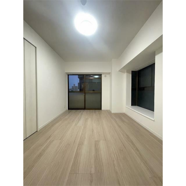 明るく開放的な居室は、プライベートな時間をゆったりと過ごすのにぴったり。シンプルな空間だからこそ、お