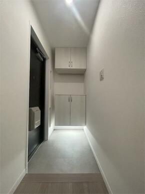 玄関には上下に収納を完備。すっきり片付いた空間が、毎日の暮らしにゆとりをもたらします。