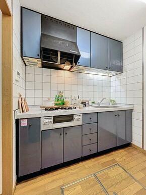 3口ガスコンロ・グリル付※家具・小物はイメージです