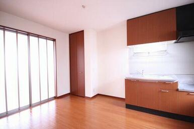 ダイニングキッチンは広めに６．４帖。別途収納もありますので、パントリーとして使えます。