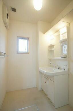 退去予定のお部屋のため２０１号室の写真となります。