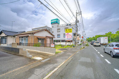 見通しの良い直線道路です。