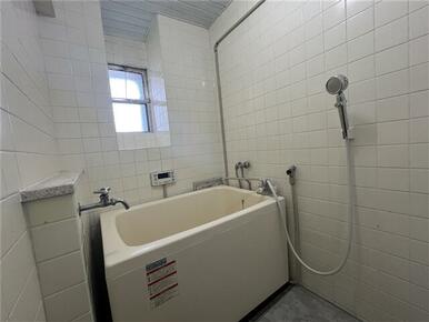 窓付きバスルーム