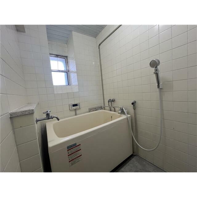 窓付きバスルーム