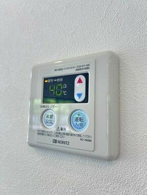 「設備」キッチン側からでも給湯パネルの操作ができます。