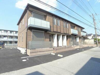敷地内舗装駐車場、別途契約月額４，４００円（税込）