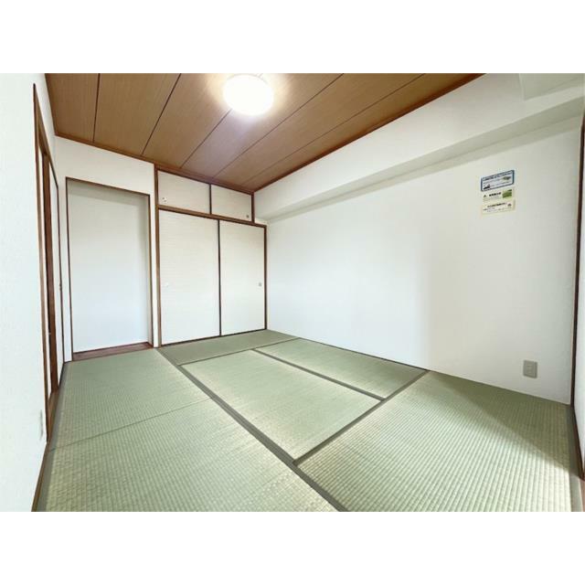 和室は心を落ち着かせてくれる空間です。陽の光が差し込む畳の上で、のんびりと過ごす休日はいかがでしょう
