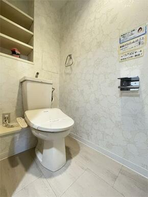 清潔感あふれるトイレは、訪れるたびに気分をリフレッシュさせてくれます。花柄の壁紙が空間に彩りを添え、