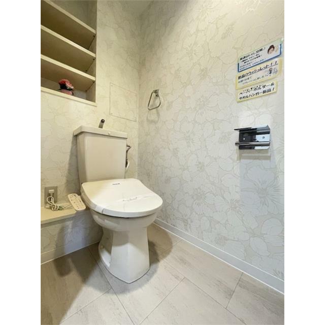 清潔感あふれるトイレは、訪れるたびに気分をリフレッシュさせてくれます。花柄の壁紙が空間に彩りを添え、