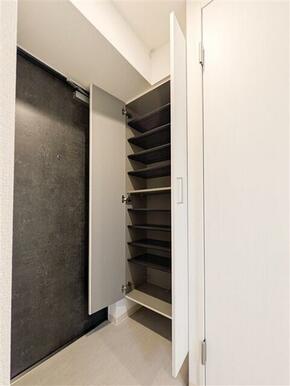 （参考）５０１号室〈Ｗｈｉｔｅ〉　靴箱　同タイプになります