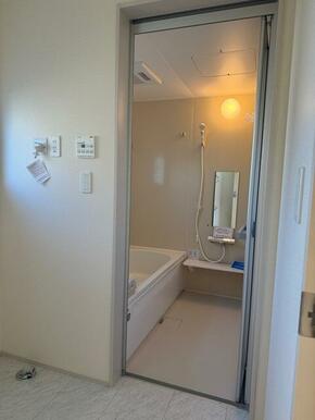 一日の終わりはバスタイムでリラックス。お湯でぽっかぽかに温まって快眠を（2号棟）