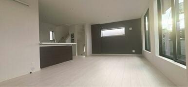 アクセントをつけたクロスでスタイリッシュな空間（1号棟）