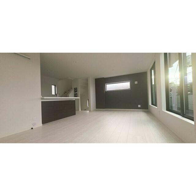 アクセントをつけたクロスでスタイリッシュな空間（1号棟）