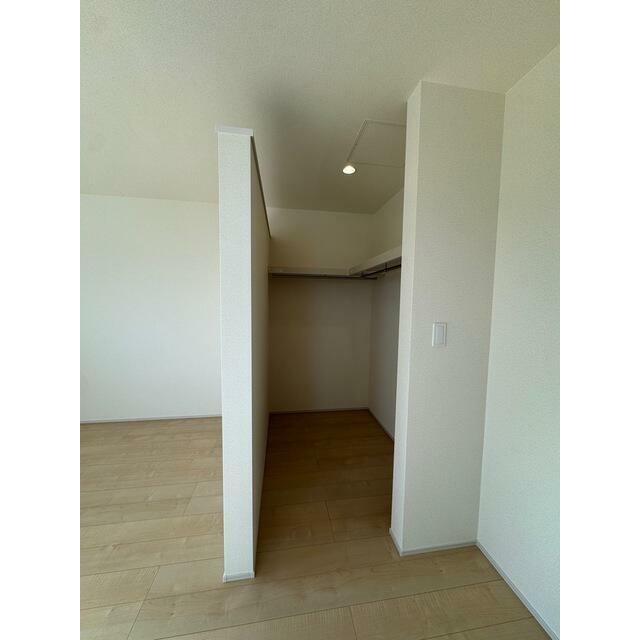 お洋服好きならコーディネートに悩むのも楽しみのひとつ（2号棟）